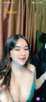 Naya susu montok belahan dada basah